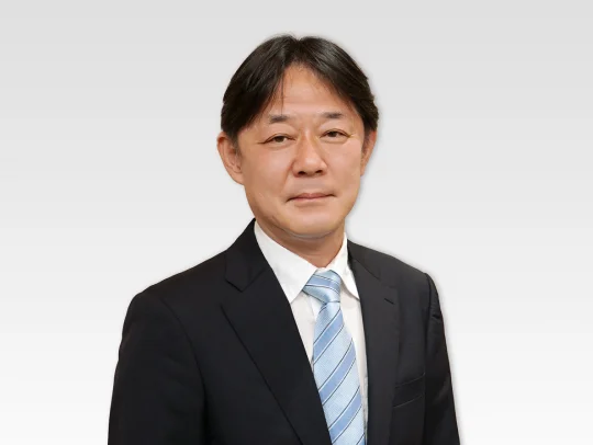 主運用担当者 運用部 由良好章の上半身写真